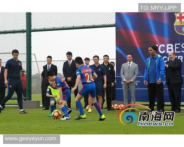 中国足球明星亲临访问探索足球文化与球迷互动新篇章